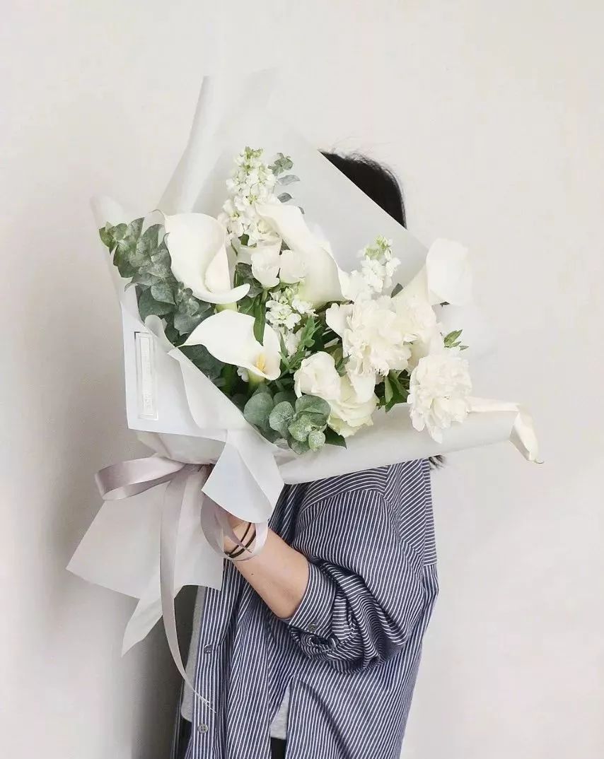 鲜花店日常换水整理花材,花要不要经常换水