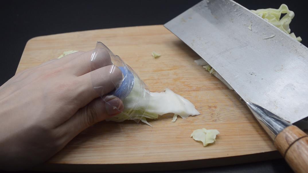 厨房里放个塑料瓶太厉害了，现在知道也为时不晚，尽早叮嘱家里人