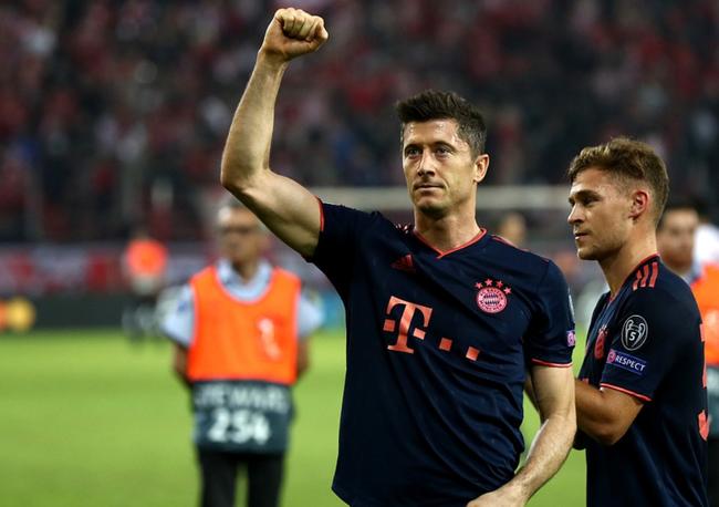 又伤俩中卫！拜仁后防面临无人可用，艰苦赛程恐将掉队，1人背锅