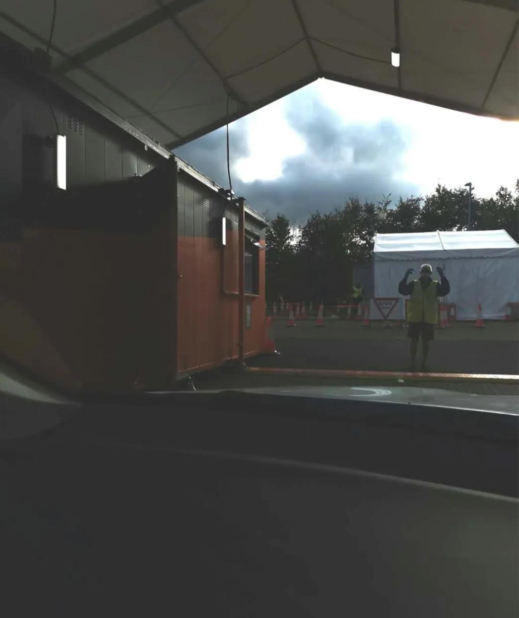 卞江｜我亲身去测了一下新冠，才知道英国的数据有多不靠谱