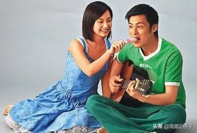 请回答2002:港圈老中青三代齐塌房,这是什么玄学?