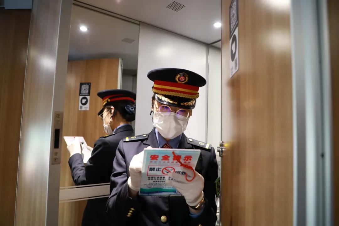 火车列车员和列车长怎么分辨,列车长和列车员有什么区别