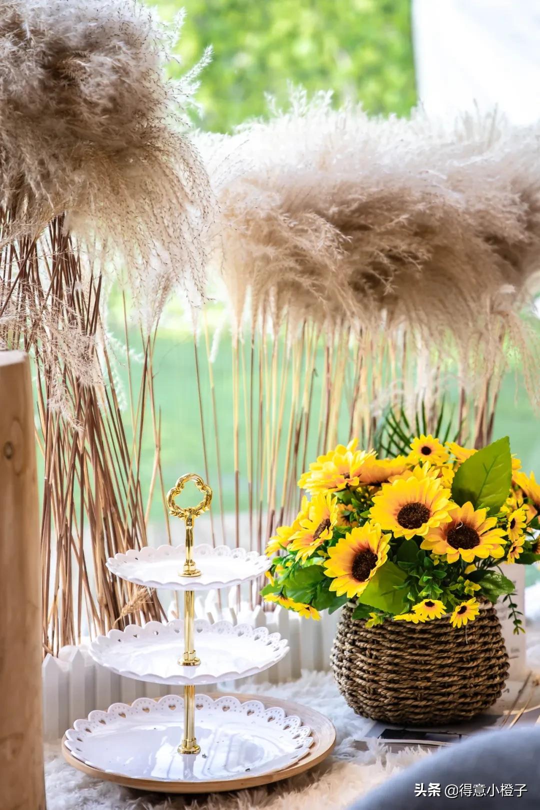 楼顶喝酒看日出,楼顶喝酒夜景视频实拍