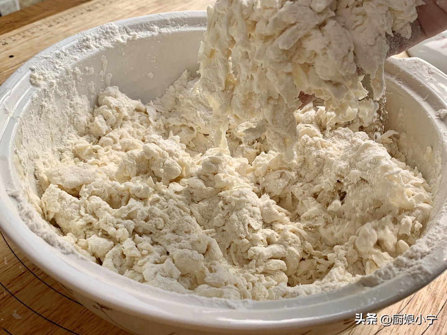 手擀面爽滑劲道有妙招，这样做不断不糟不发硬，北方老一辈做法