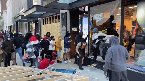 美国一家耐克店一分钟内被抢光！黑人妇女抱着抢来的鞋欢呼