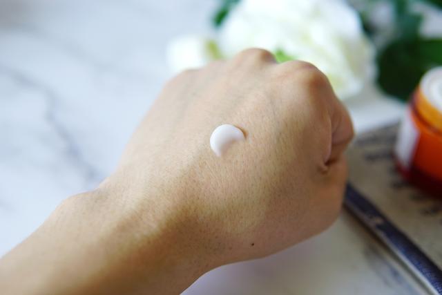 夏季面霜保湿不油腻退红不拔干,夏天清爽不油腻的面霜有哪些