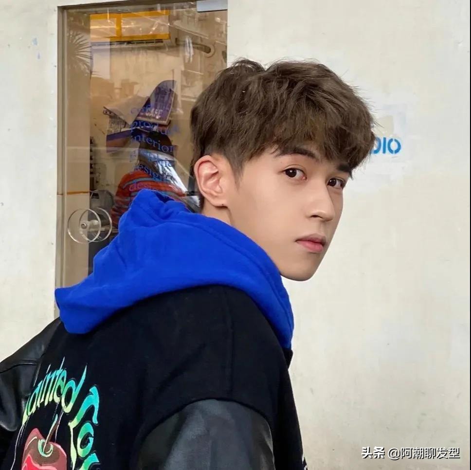 最流行短齐刘海发型男生,适合留长刘海的发型男生