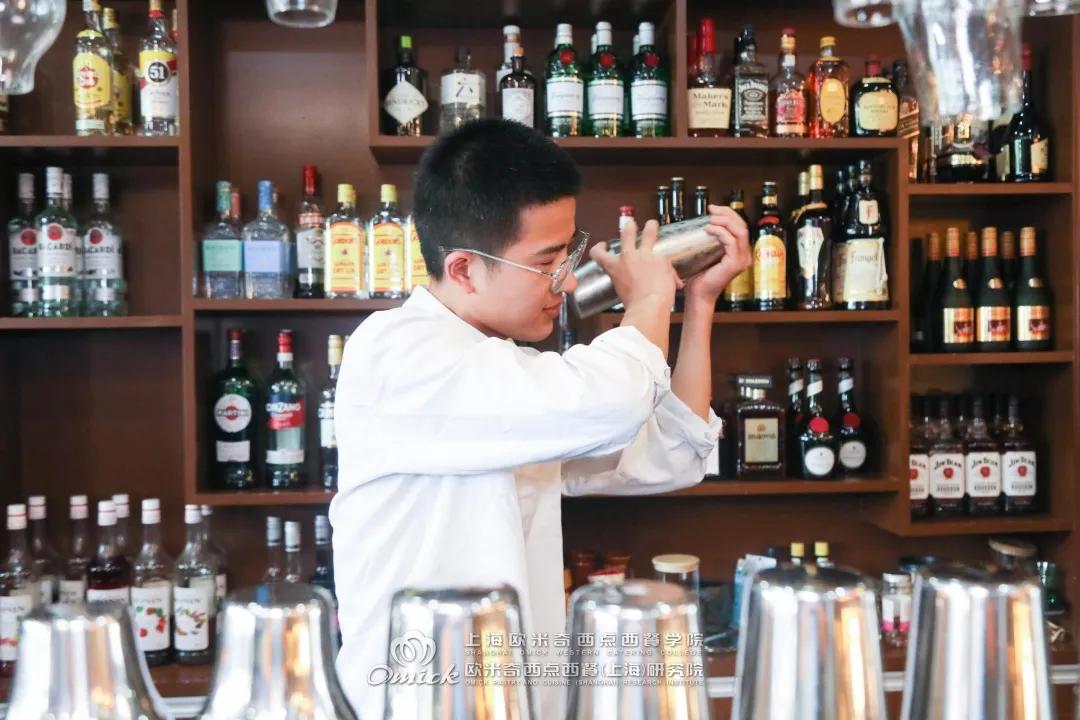 怎么样才能成为一名调酒师,你适合做发型师吗