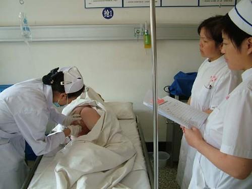 一个星期没大便，护士姐姐给我灌肠，羞耻的事情接二连三的发生了