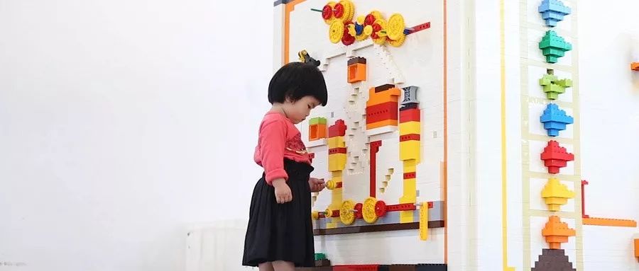 孩子伸手和父母要钱应该怎么教育,孩子向你要钱的态度决定他的一生