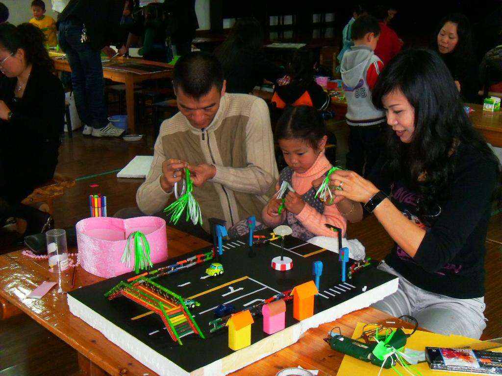 小女孩手编凉席视频,儿童手工竹凉席