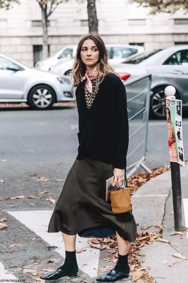 一条方丝巾怎么穿出时尚,素色丝巾的系法大全简单又好看