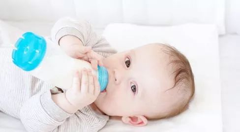 育儿早教给宝宝冲奶粉的正确做法,育儿奶粉知识0到1岁