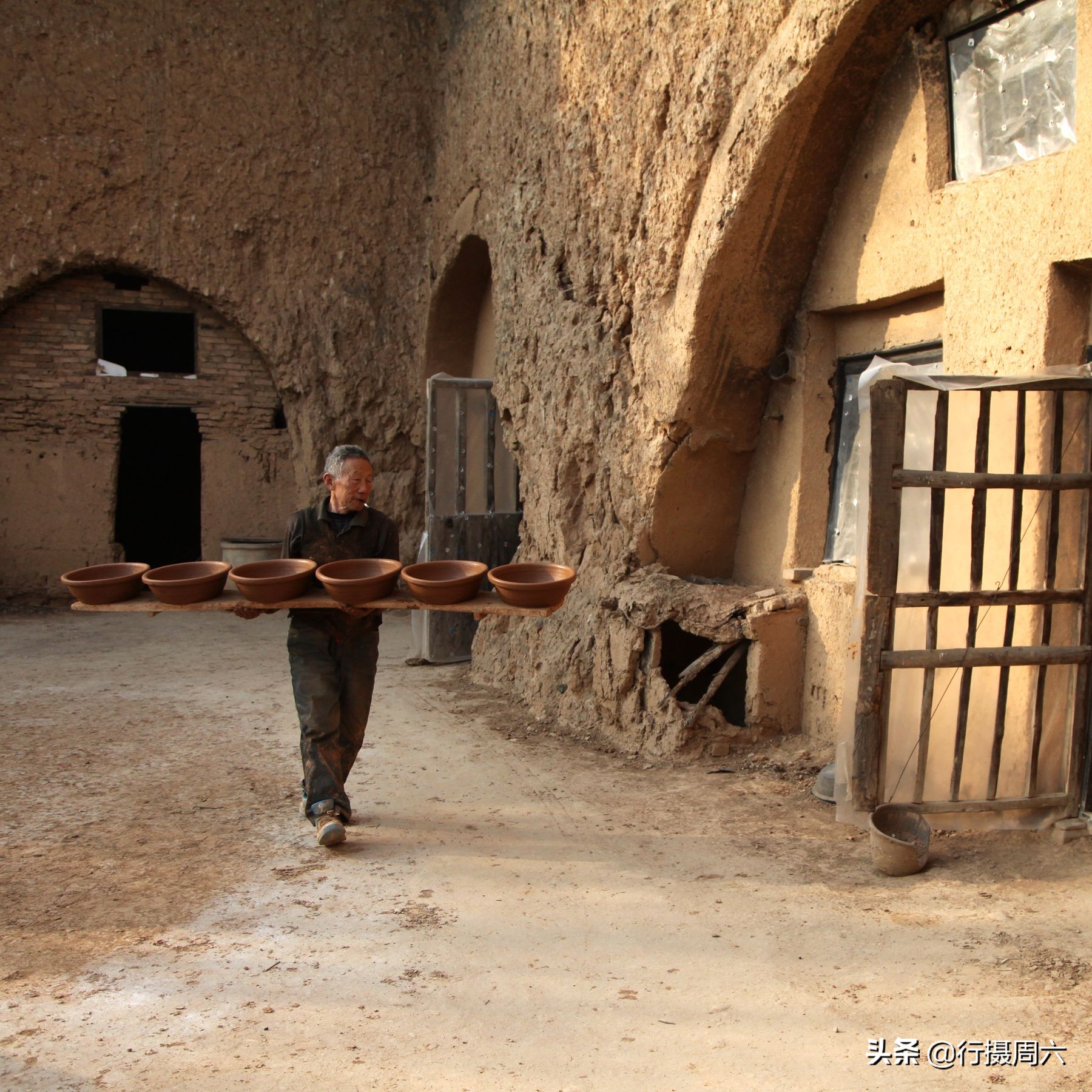 小伙深山隐居烧制陶罐,河南大山陶罐
