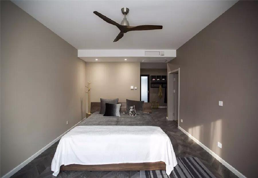 330㎡跃层,还附带阁楼,难怪朋友说像别墅,太大气了!尤其客厅