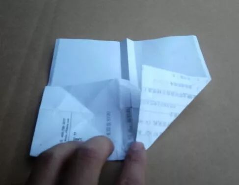 实际上可以飞超远的纸飞机,特别简单但是可以飞很远的纸飞机