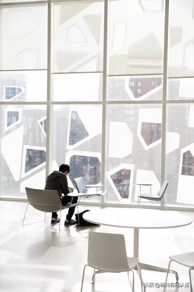 你还在用透明玻璃做立面吗？看看大师们都是怎么给玻璃上色的？