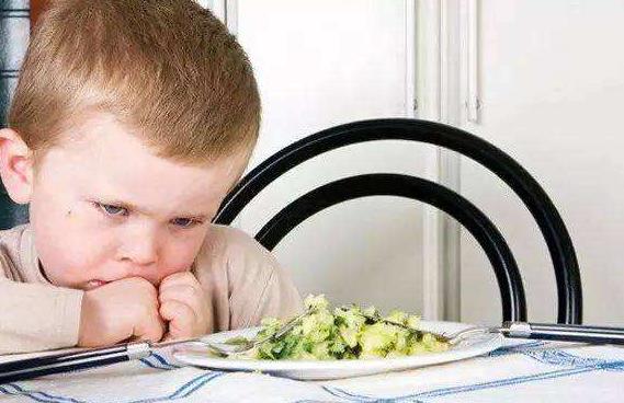 宝宝多大就能和大人吃一样的饭了,宝宝多大就能和大人一起吃饭了