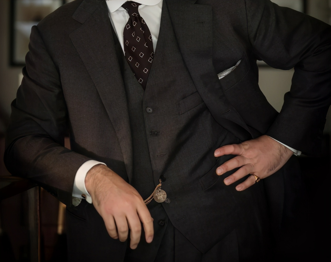 裸穿西服应该怎么选,怎么选择适合自己的西服