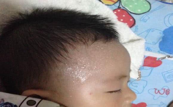 宝宝总是半夜醒了怎么办,宝宝夜醒出汗多怎么回事