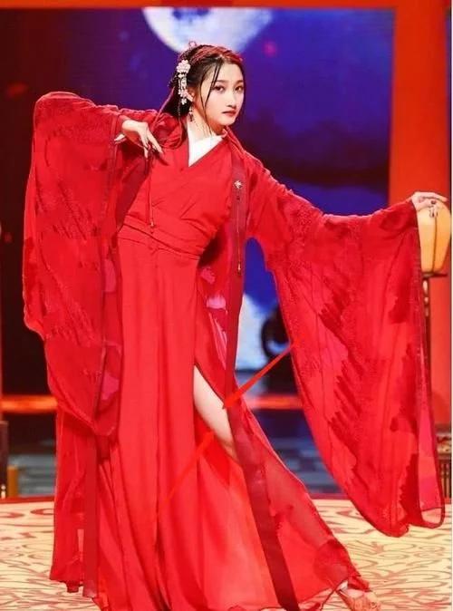 很奇怪没灵魂?“格格”跳舞秀大长腿被批既破坏美感又毫无风情