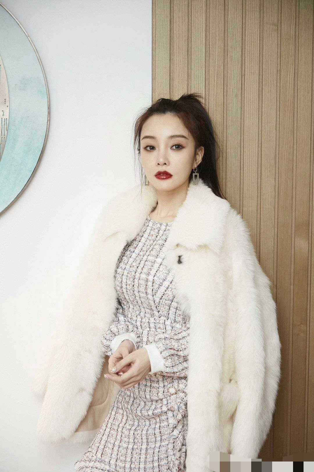 李小璐穿白t恤牛仔短裤 (李小璐穿蓝色卫衣跳手势舞)