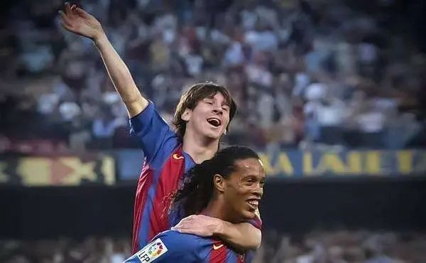 【足球推荐】小罗与梅西没有位置冲突巴西人离开让哈白走上前台