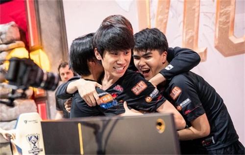 FPX全员收到LV送的包包，总价值近10万，余霜羡慕管泽元遭殃