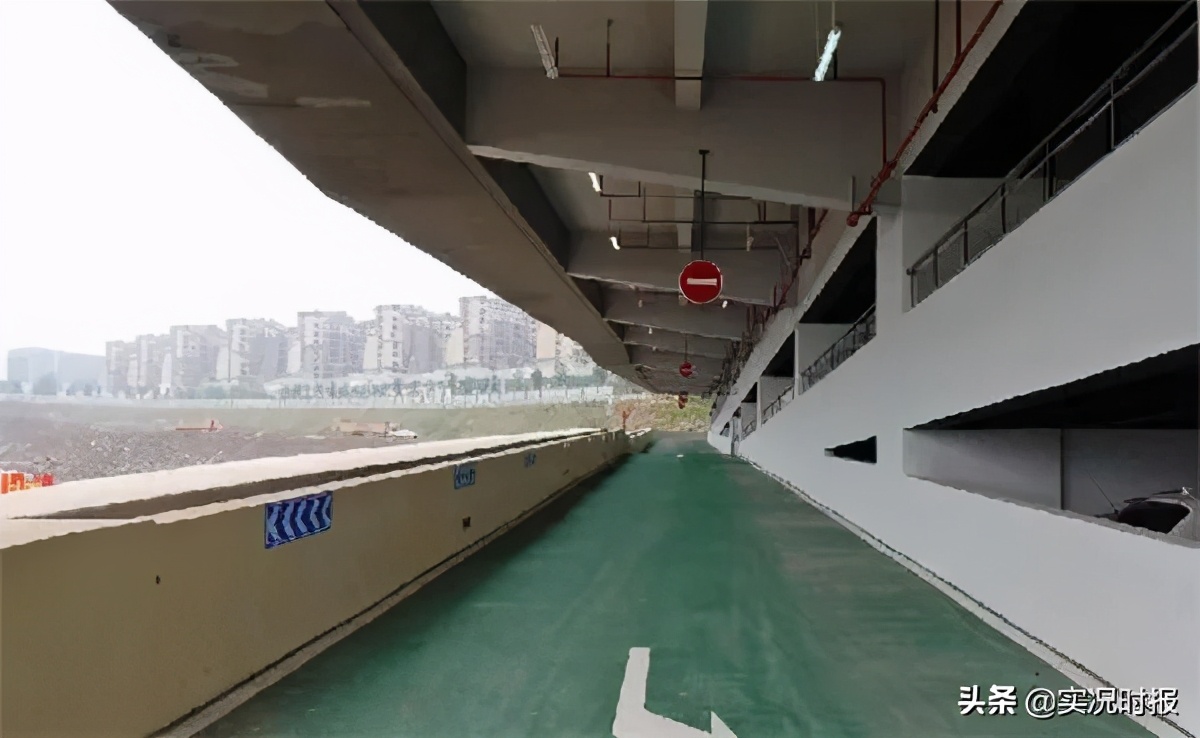 重庆楼中间的露天停车场,重庆狭窄的地下停车场