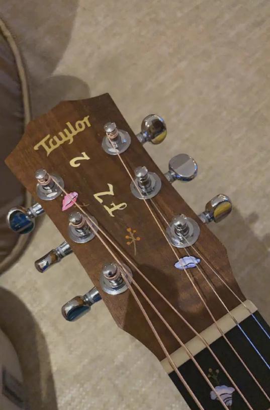 欧阳娜娜送张子枫礼物,张子枫欧阳娜娜弹吉他夏天的风