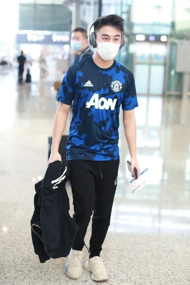 何猷君穿曼联球衣,何猷君帅气视频