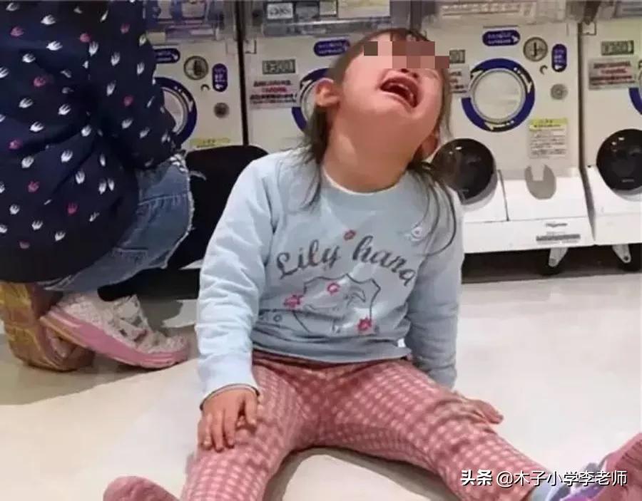 孩子在商场哭闹着要买玩具,孩子在商场要玩具哭闹视频