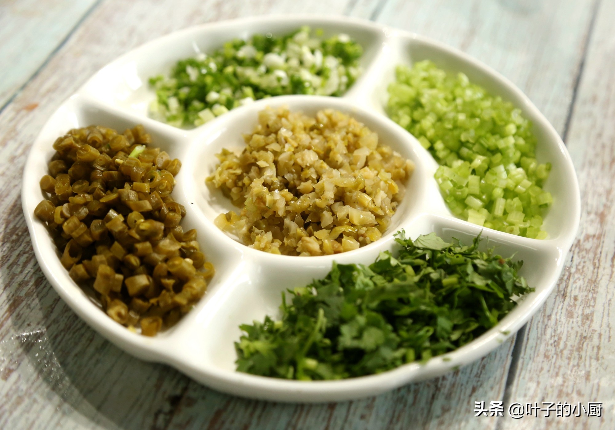 凉拌糖醋凉面怎么做才好吃,两分钟教你凉面做法夏天吃最可口