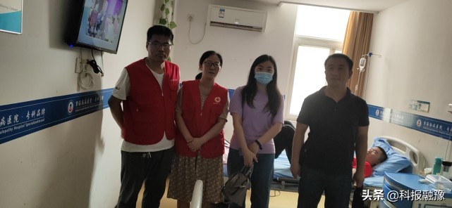 金水区志愿者送锦旗答谢郑州市红十字会关怀