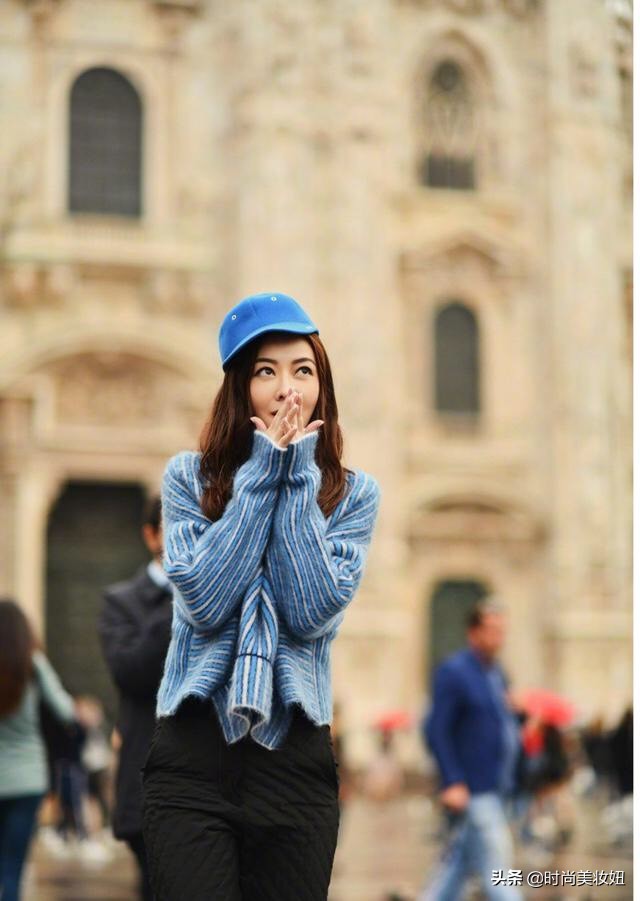 熊黛林不愧是超模，蓝色条纹毛衣配开叉紧身裤，身材比例太惊艳