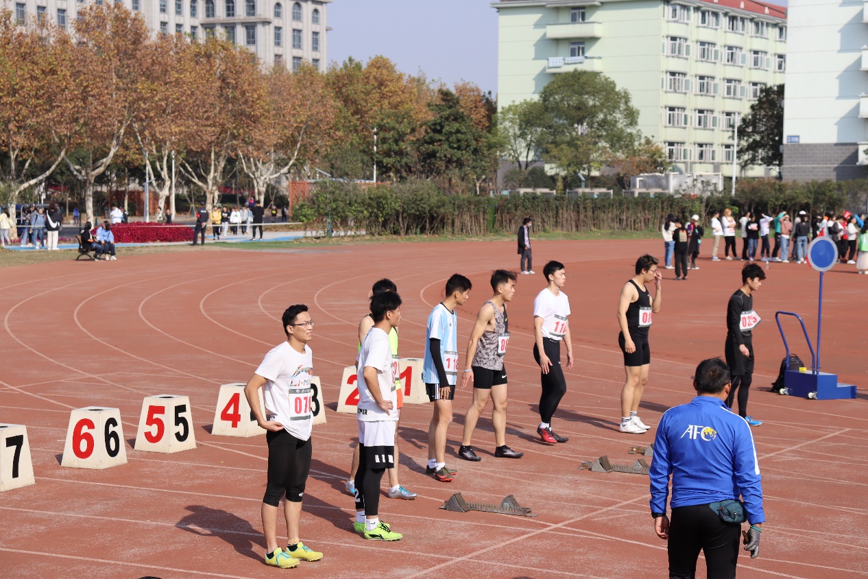 田径运动员在学校比赛,男子团体女子团体比赛