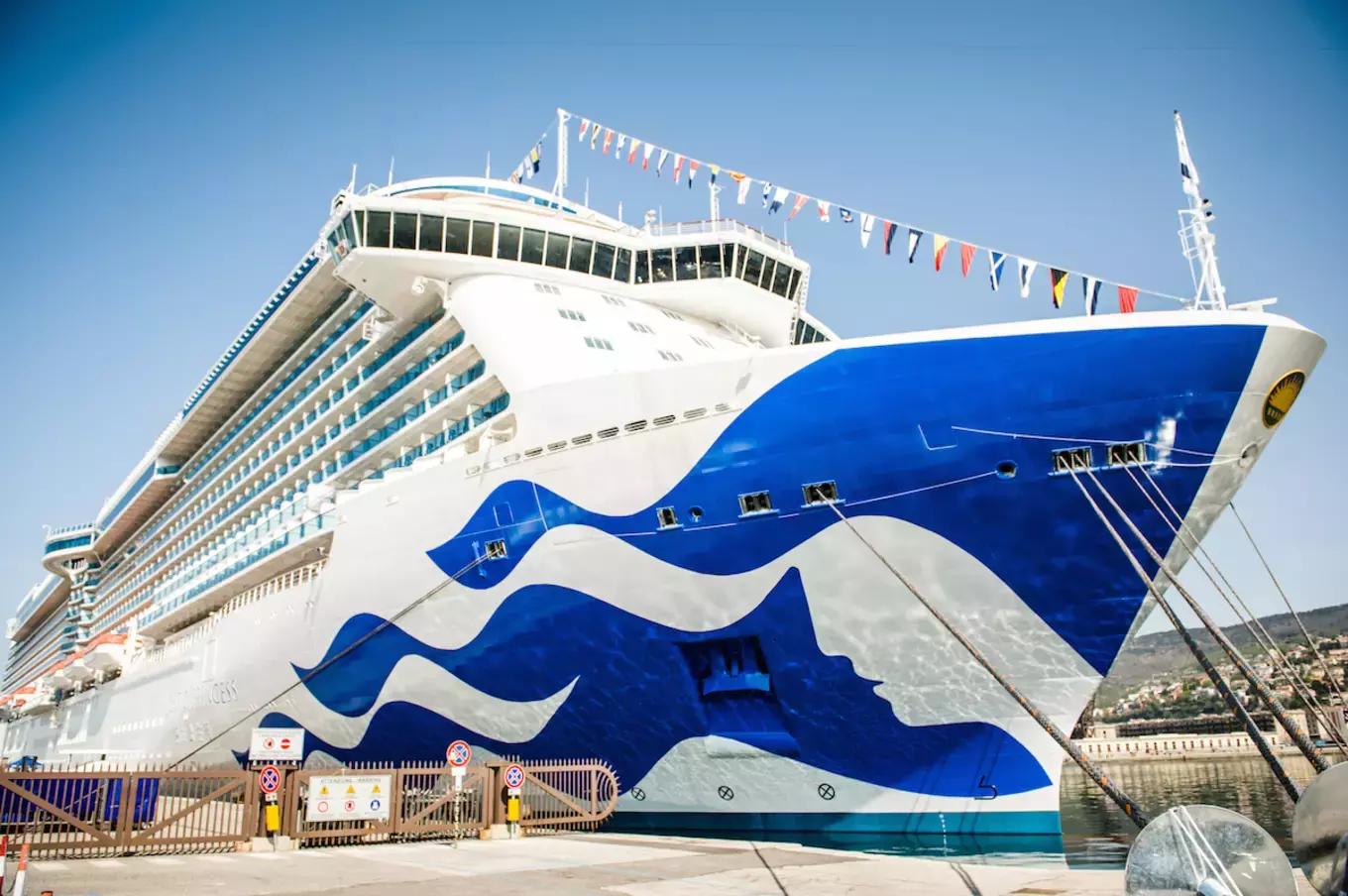 环球蜜月的小两口，免费上了一座价值8亿欧元的邮轮