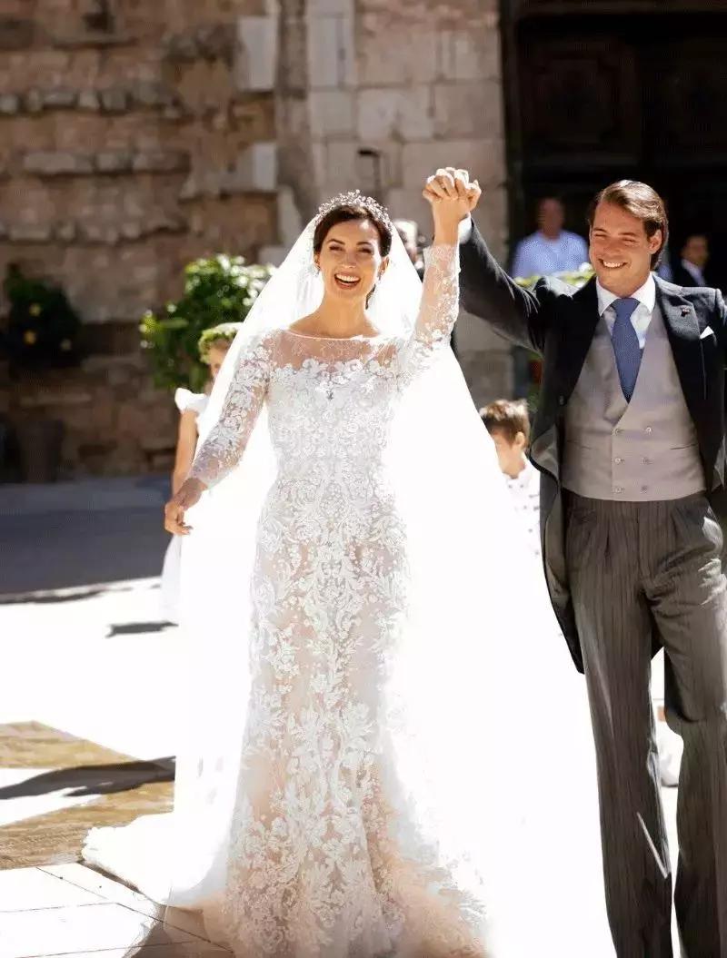 15万颗施华洛世奇水晶,eliesaab婚纱