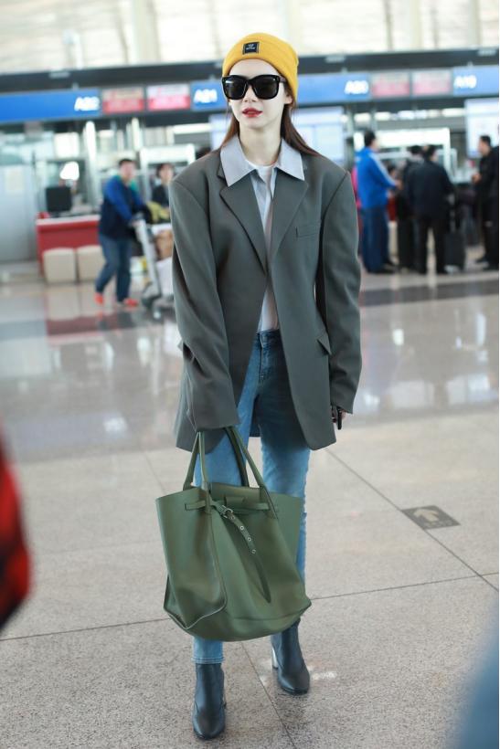 现在的斜挎帆布包还流行吗,还在背水桶包吗