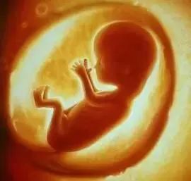 刚刚生出来的宝宝奇怪现象,妈妈生下孩子后难产大出血