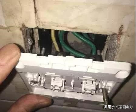 电器插座松动接触不良怎么处理,插座面板插头松动了不拆怎么解决