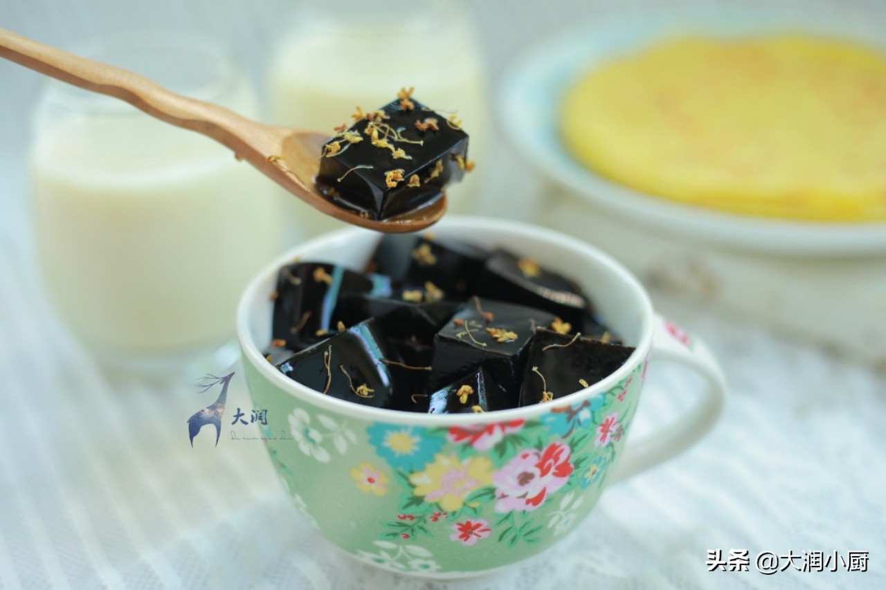 自制龟苓膏清热消暑的必备饮品,龟苓膏熬成糊