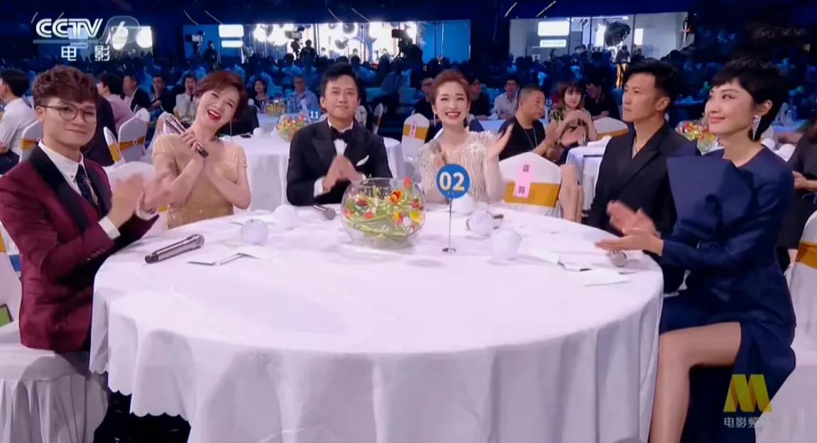 大湾区王菲出场谢霆锋表现,谢霆锋看王菲演唱会的视频