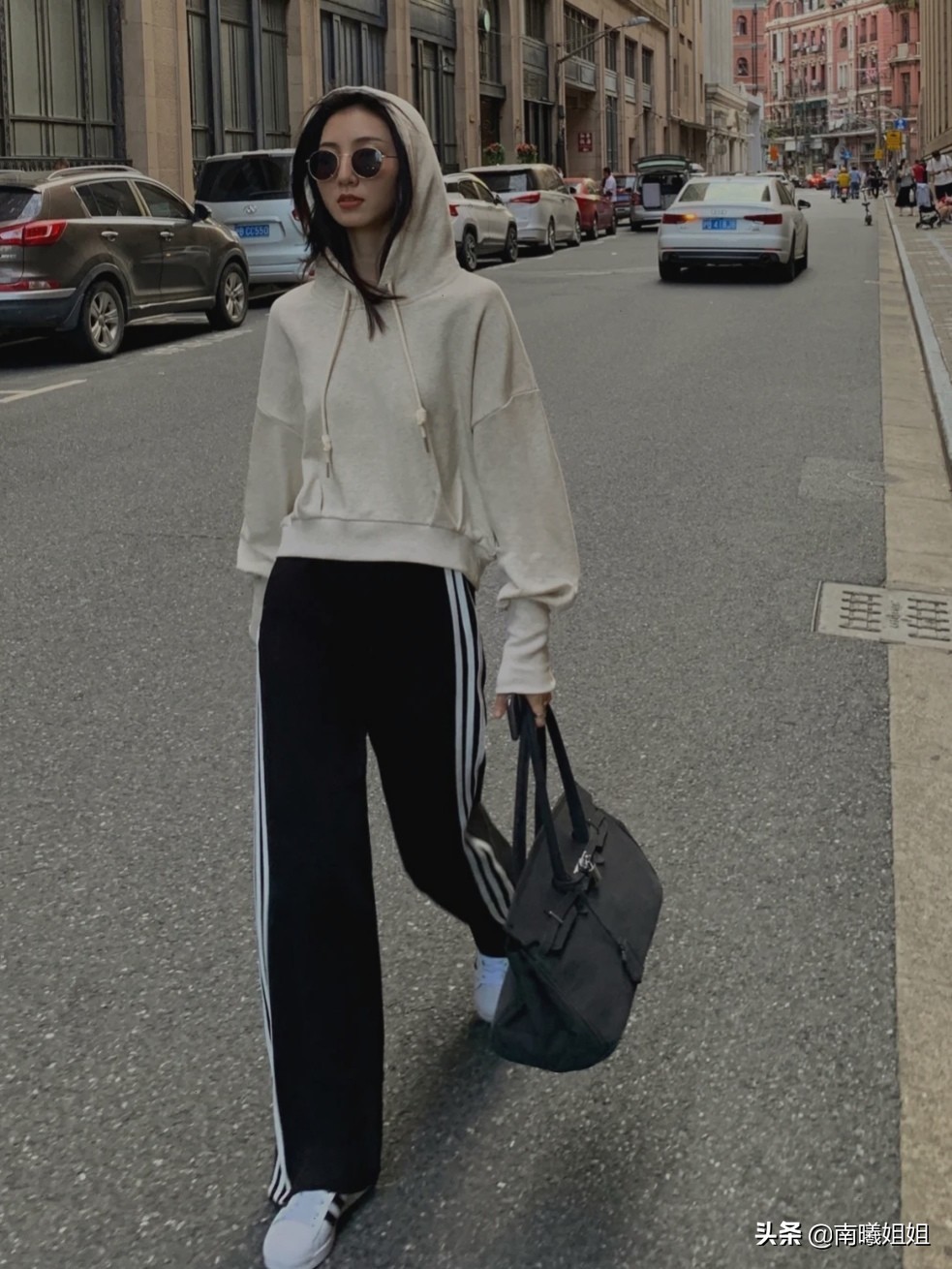 时髦的女人都穿卫衣减龄又好看,女生一定要了解的卫衣经典搭配