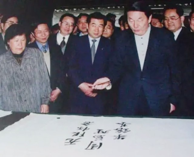 *镕基朱**总理的五戒：不题词、不受礼、不吃请、不剪彩、不批条子