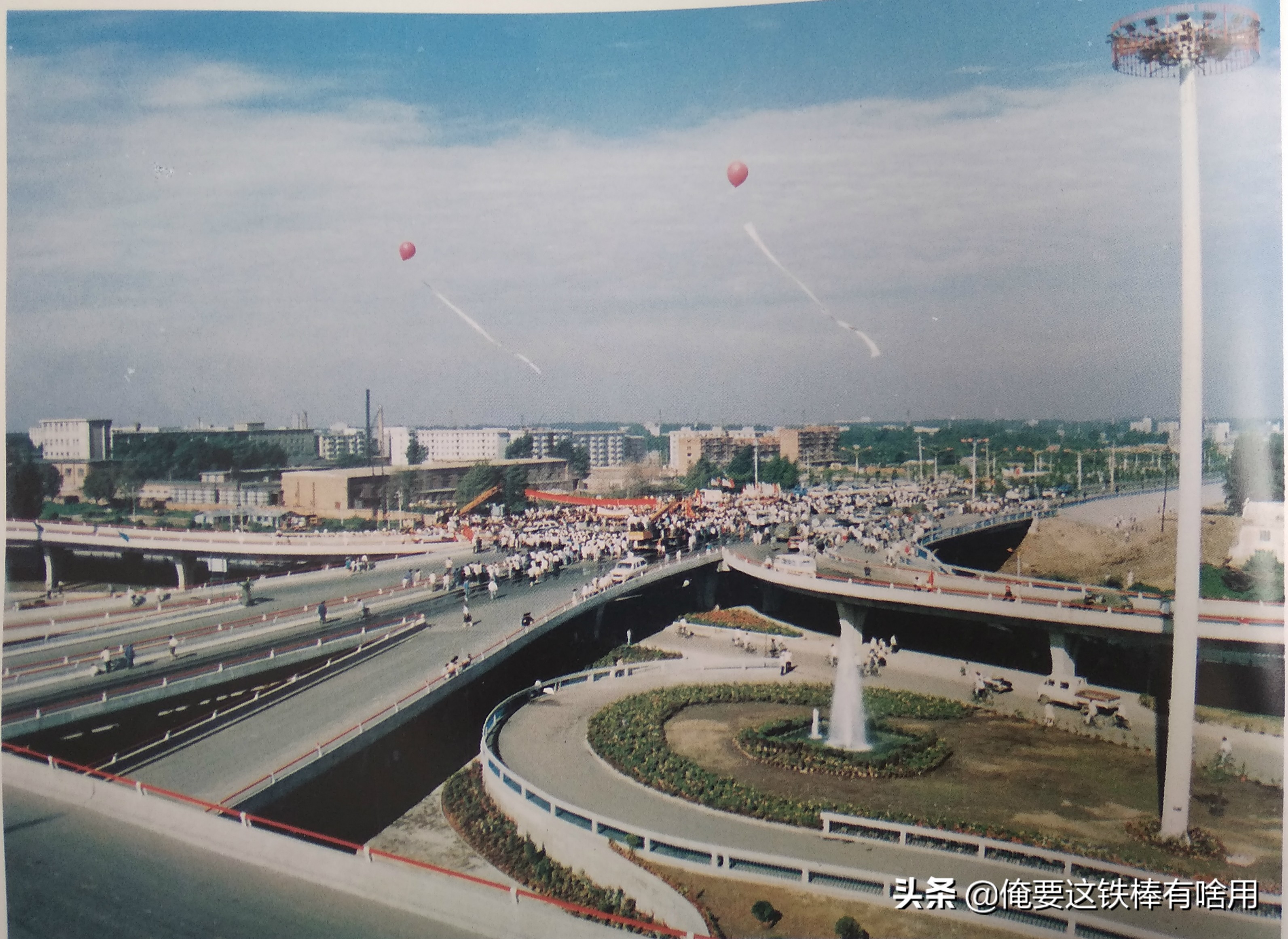 烧鸡配茅台，电影院下面还有咖啡厅，想不到那时候的长春还挺潮