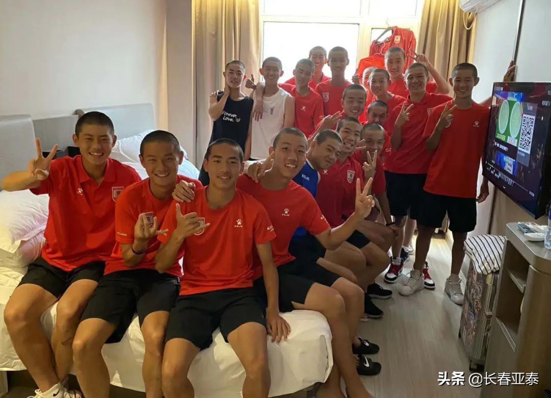 「亚泰青训」看这里！教练客串理发师，拍童子军定妆照