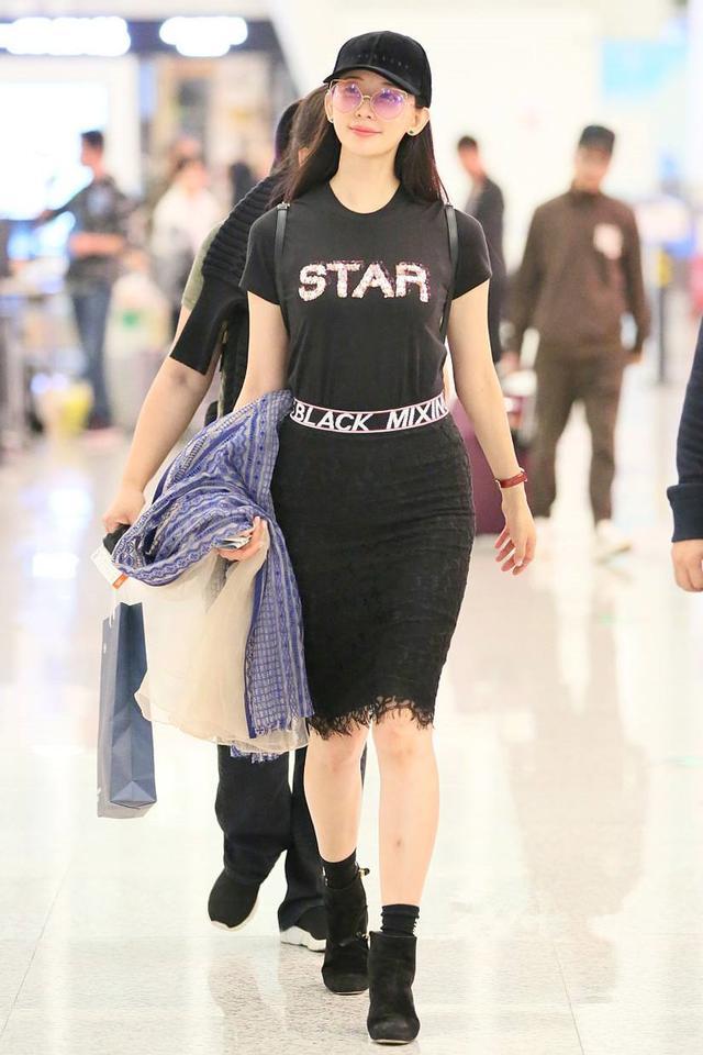 林志玲身穿露脐装现身机场,林志玲早期走红毯穿大v领短裙