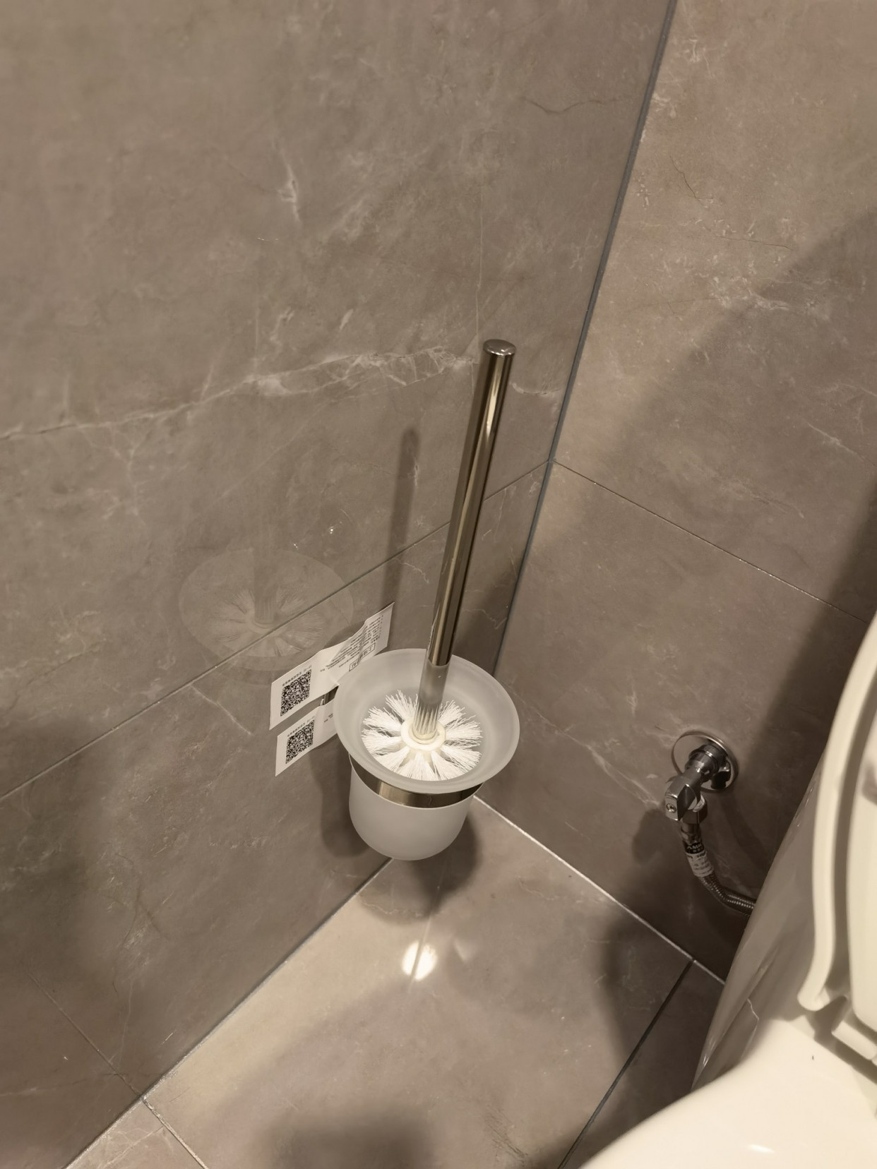 同样是小卫生间，看看人家的马桶边布置，干净利落、清清爽爽