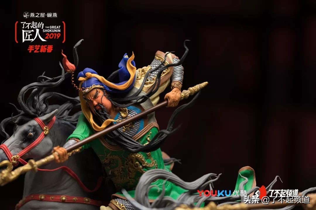 他从珠宝首饰到美容美发样样精通,只为做好一块蛋糕